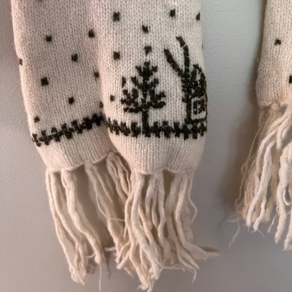 White warm scarf with dark green almost black polka dots - Picture 3 of 8